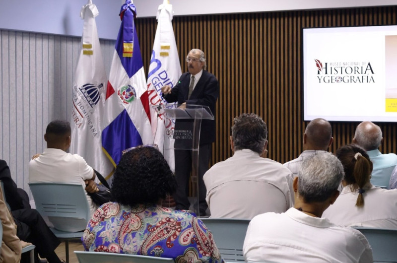 José G. Guerrero durante su conferencia sobre la llegada de Colón a América.