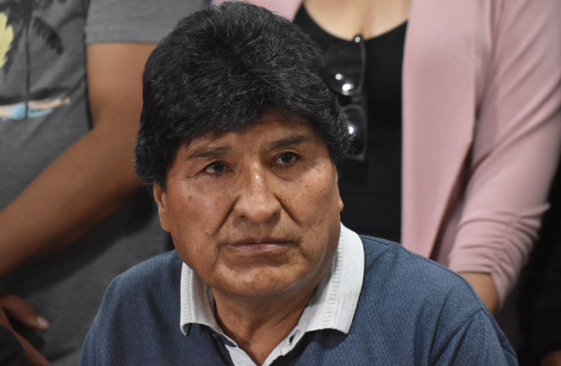 El expresidente de Bolivia Evo Morales observa durante una conferencia de prensa en Cochabamba, Bolivia, el 4 de octubre de 2024