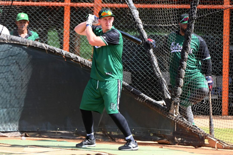 Frank Schwindel durante una práctica de bateo en los entrenamientos de las Estrellas Orientales.