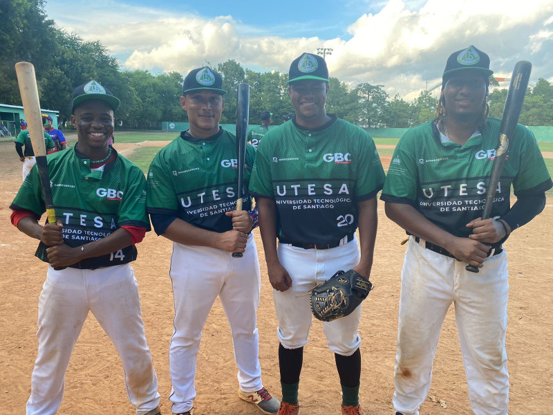 Andy Martínez, Jaison Peña, Dauris Paniagua y Luis Suriel, de la Universidad O&M.