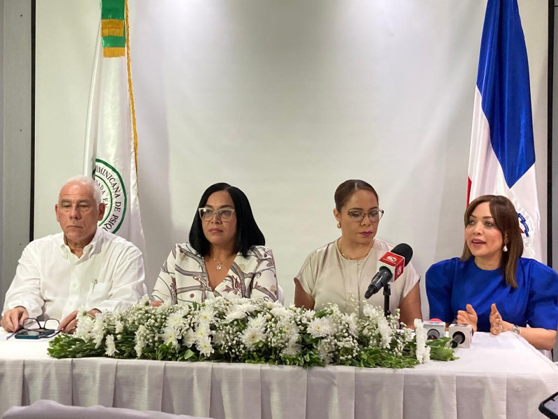 En la mesa principal de la rueda de prensa de la Sociedad Dominicana de Psiquiatría estuvieron Rafael Jhonson, Ampary Reyes, Bearis Rodriguez y Yomaly Alcántara.