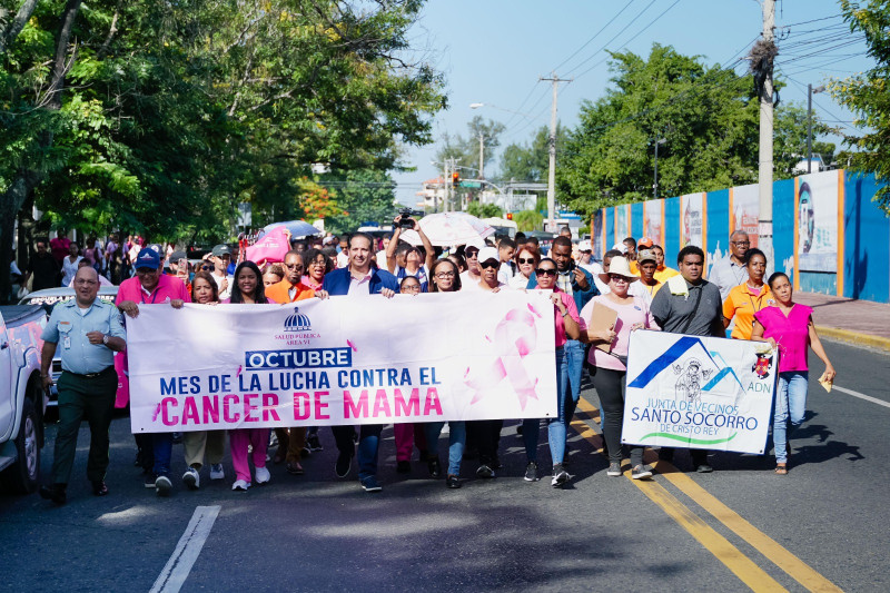 El ministro de Salud, Víctor Atallah, encabezó la caminata.