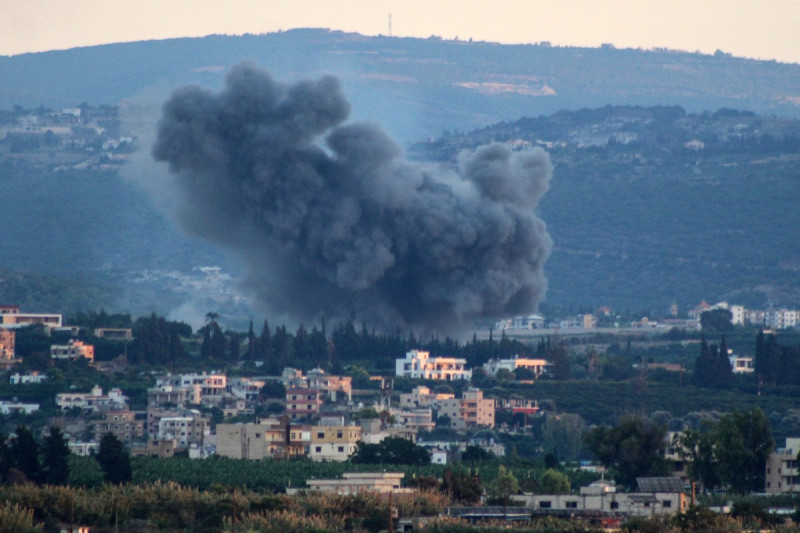 El humo se eleva durante los ataques israelíes contra pueblos que dominan la ciudad de Tiro, en el sur de Líbano, el 11 de octubre de 2024