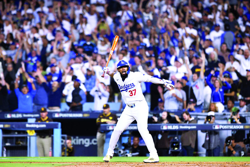 Teóscar Hernández, de los Dodgers, reacciona feliz tras dar un jonrón solitario en el séptimo inning del juego contra los Padres.