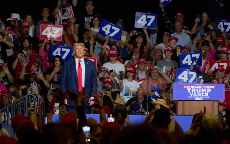 El expresidente de EE.UU. y candidato republicano a la presidencia, Donald Trump, observa a su salida tras intervenir en un mitin de campaña en el Grand Sierra Resort de Reno, Nevada, el 11 de octubre de 2024