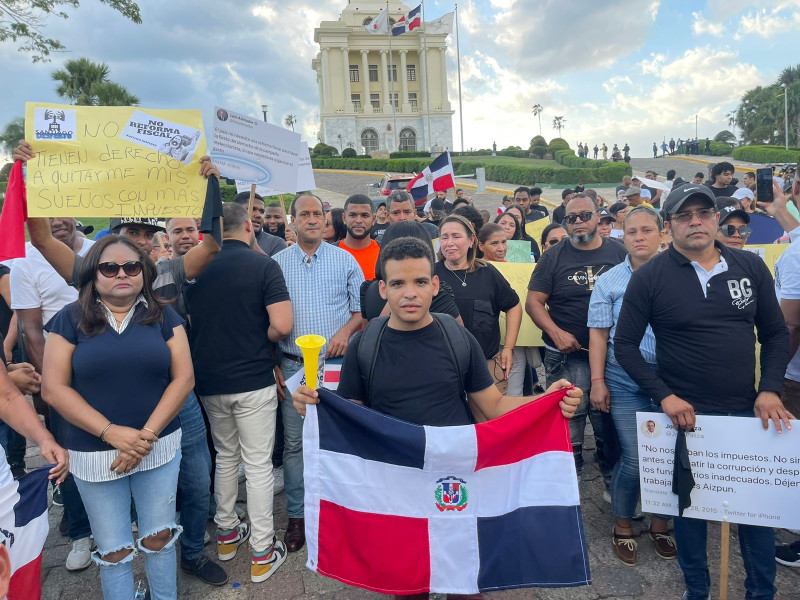 Protesta frente al Monumento de Santiago de los Caballeros