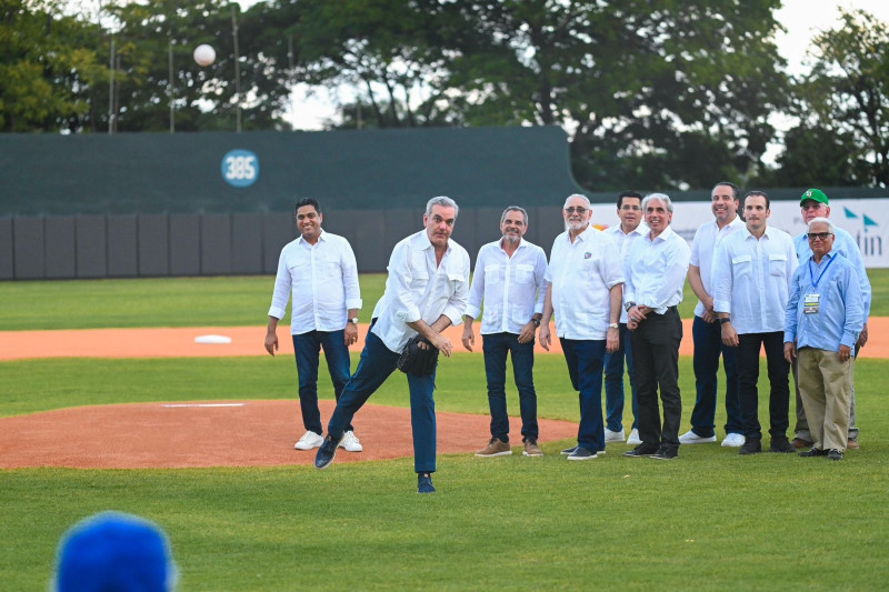 El presidente Luis Abinader lanza la primera bola.