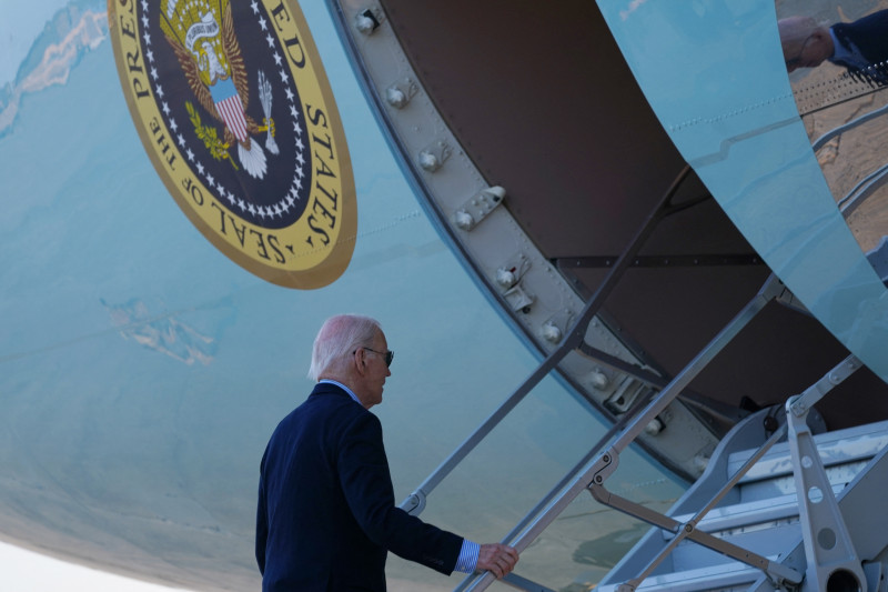 El presidente estadounidense Joe Biden aborda el Air Force One en la base conjunta Andrews en Maryland el 13 de octubre de 2024. Biden viaja a zonas de Florida afectadas por el huracán Milton.