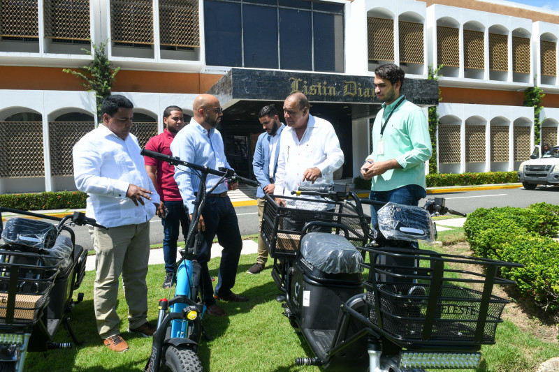 Ejecutivos de la compañía Celeste muestran las motocicletas y patinetas eléctricas al director del LISTÍN DIARIO, Miguel Franjul.