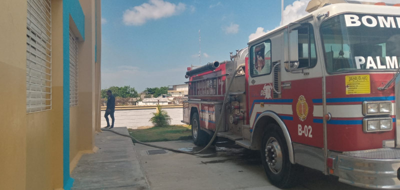 Miembros del cuerpo de bomberos acudieron a escuelas para desinfestarlas.