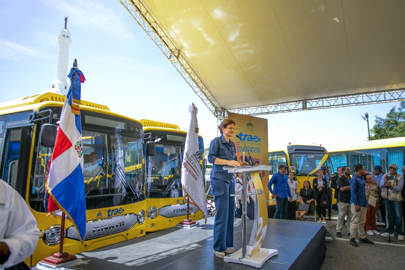 La vicepresidenta Raquel Peña encabezó acto de entrega de autobuses.