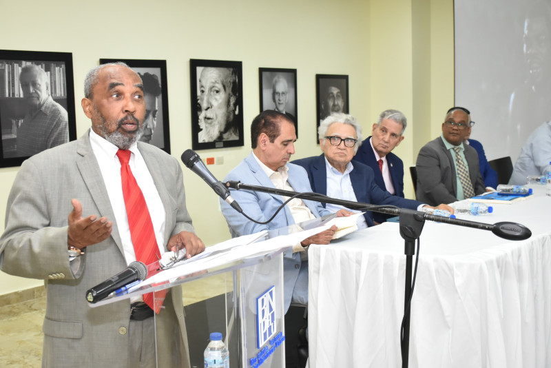 Carlos Nina Gòmez al presentar su libro enla Biblioteca Nacional. Figuran Héctor J. Cruz, Leonte Brea, Dr. José Joaquín Puello, Olivo De León, entre otros.