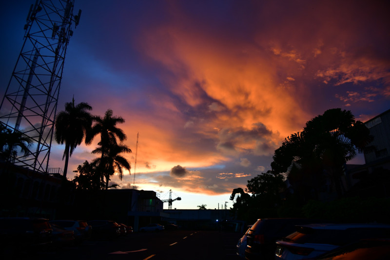 Un gran espectáculo provocó ayer al atardecer el colorido del cielo en la capital dominicana, lo que despertó la admiración de cientos de personas que tomaban fotografías y
grababan videos del evento. El fenómeno se da cuando la luz del sol atraviesa la atmósfera, dispersando moléculas de aire y otras partículas.