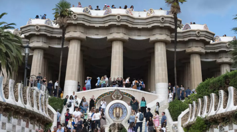 Unos turistas visitan el Parque Güell, en Barcelona, el 11 de octubre de 2024.