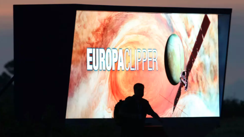 Un empleado de la NASA pasa por un reloj que marca la cuenta atrás para el lanzamiento de la misión Europa Clipper, el 14 de octubre de 2024 en el Centro Espacial Kennedy, en Florida, EEUU.