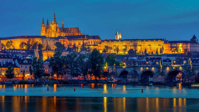 Praga prohíbe los tours nocturnos de bares y busca atraer a turistas más "cultos"