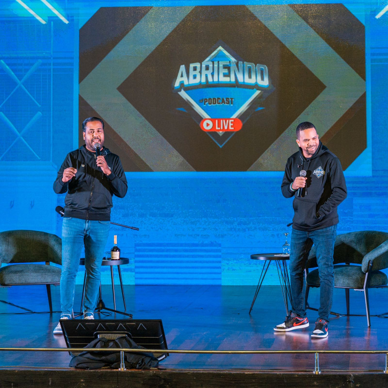 Ricardo Rodríguez y Vian Araujo al momento de dar inicio al evento.