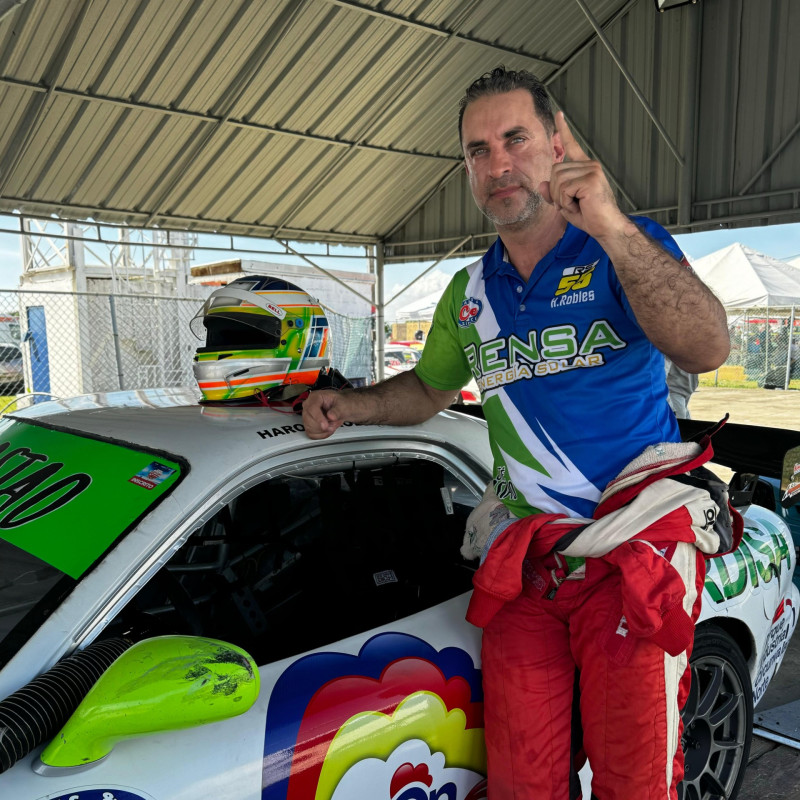 Harold Robles al lado de su Mazda RX7 Rotativo luego de ganar la categoría Racing Sedan (RS).