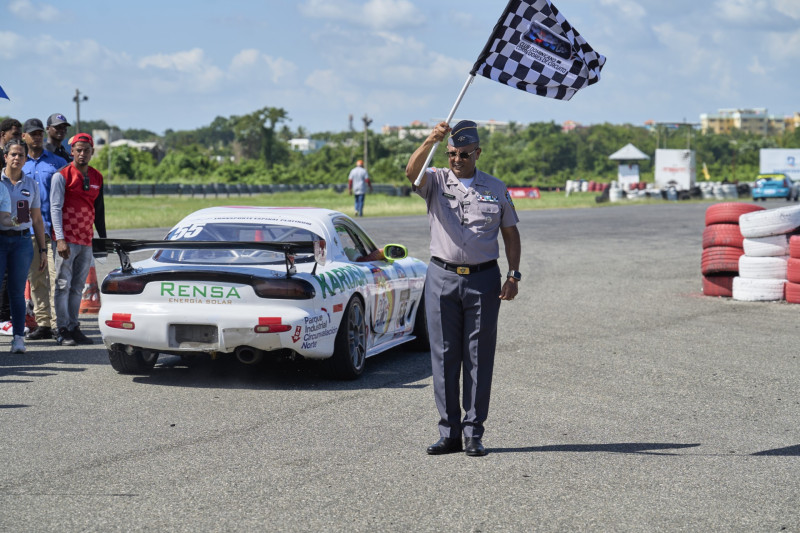 El director General de la Policía Nacional, mayor general Ramon Antonio Guzmán Peralta, realiza el banderazo de salida para dejar oficialmente iniciado el Gran Premio Policia Nacional.