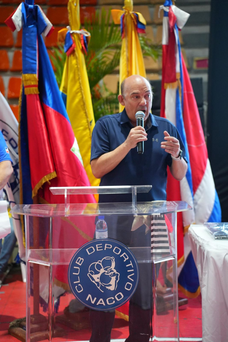 Mario Alvarez Soto, presidente de la Junta Directiva, da las palabras centrales en el acto de inauguración.