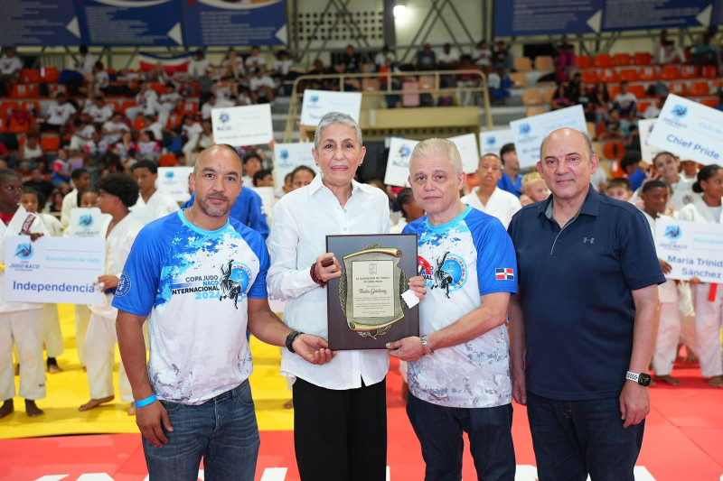 La señora Thalia Golbert es reconocida por Juan Chalas, Mario Alvarez Soto y Puello, en el acto de inauguración de la Copa Judo Naco.