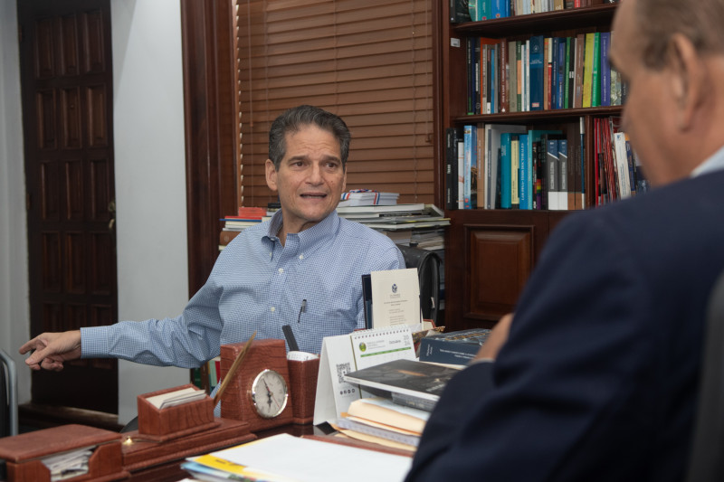 Óscar Villanueva, de "Quiéreme Como Soy", visita al director de Listín, Miguel Franjul.