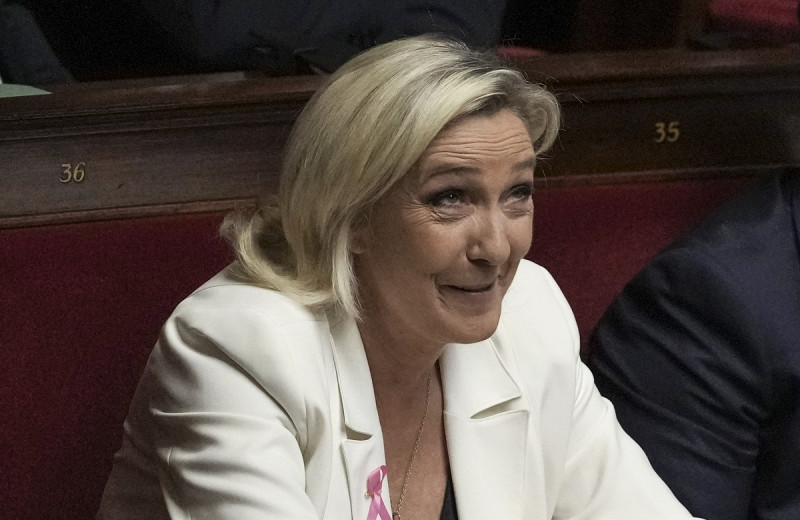 La líder de la extrema derecha de Francia, Marine Le Pen, reacciona durante el discurso del primer ministro Michel Barnier en la Asamblea Nacional, en París, el martes 1 de octubre de 2024.