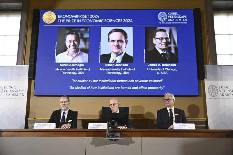 El secretario permanente de Ciencias, Hans Ellegren, en el centro, Jakob Svensson, a la izquierda, y Jan Teorell, de la asamblea del Nobel, anuncian el Premio del Banco de Suecia de Ciencias Económicas en Memoria de Alfred Nobel a Daron Acemoglu,