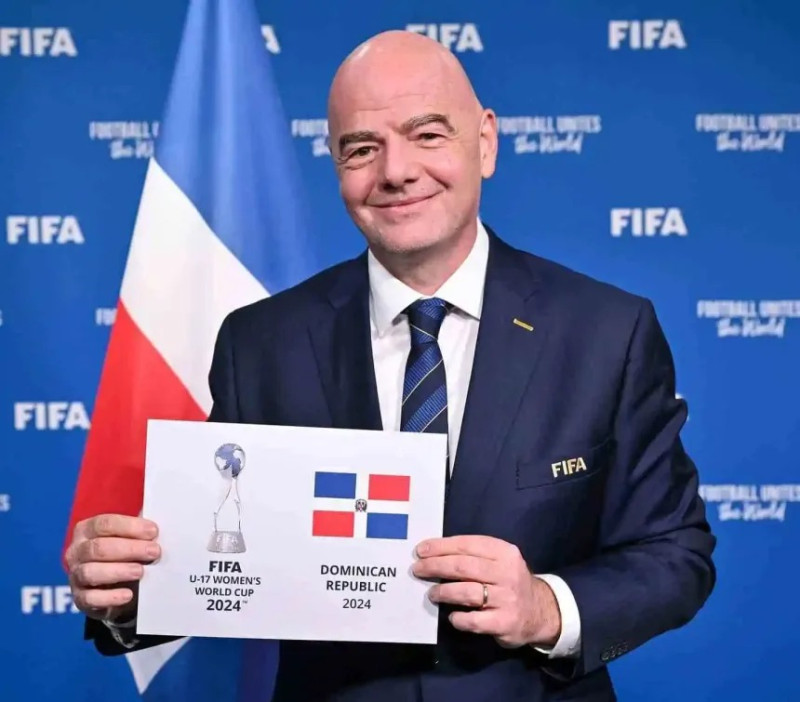 Infantino, presidente de la FIFA, presenta el certificado de la sede.