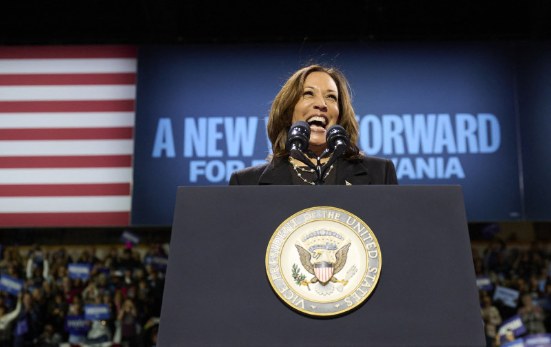 La vicepresidenta de Estados Unidos y candidata presidencial demócrata, Kamala Harris, habla en un evento de campaña en el Erie Insurance Arena en Erie, Pensilvania, el 14 de octubre de 2024.