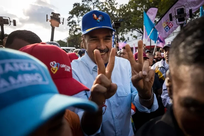 Nicolás Maduro saluda a simpatizantes en una manifestación a favor de su Gobierno