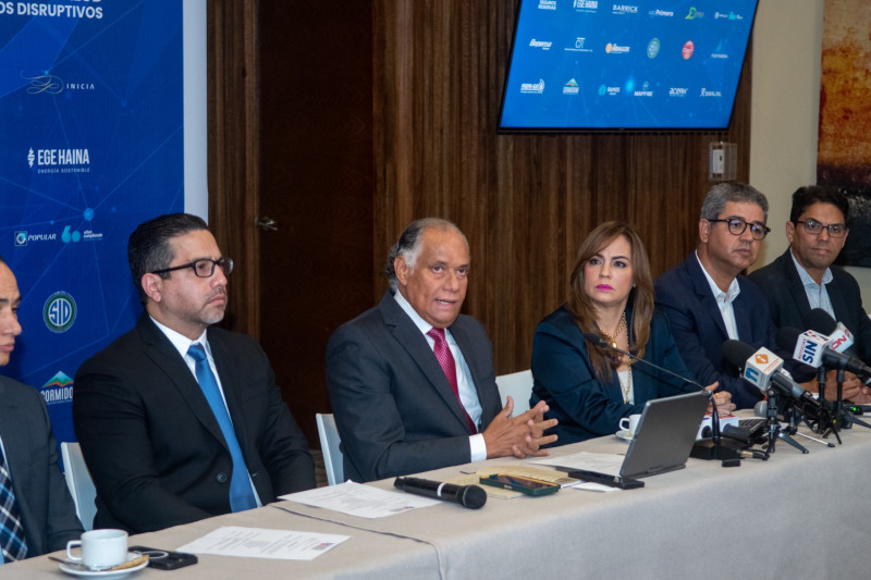 Ejecutivos de la Confederación Patronal de la República Dominicana (Copardom) en una rueda de prensa este martes.