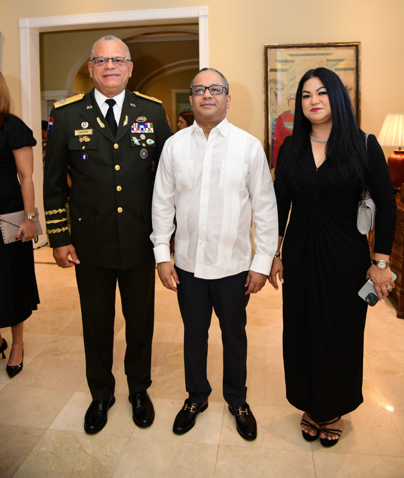 Carlos Antonio Fernández Onofre, Napoleón Estévez Lavandier y Katy Joa.