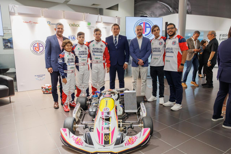 La delegación junto al presidente del Club Dominicano de Corredores de Kartismo, Jesús Arredondo.