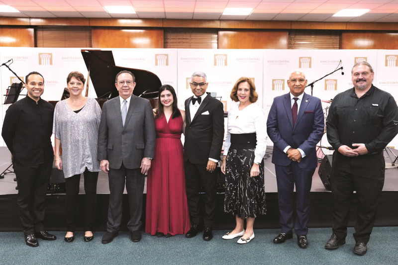 José Luis Ureña, Milena Zivkovic, Héctor Valdez Albizu, Rebeca Masalles, Elioenai Medina, Clarissa de la Rocha de Torres, Ervin Novas Bello y Velibor Veljkovic