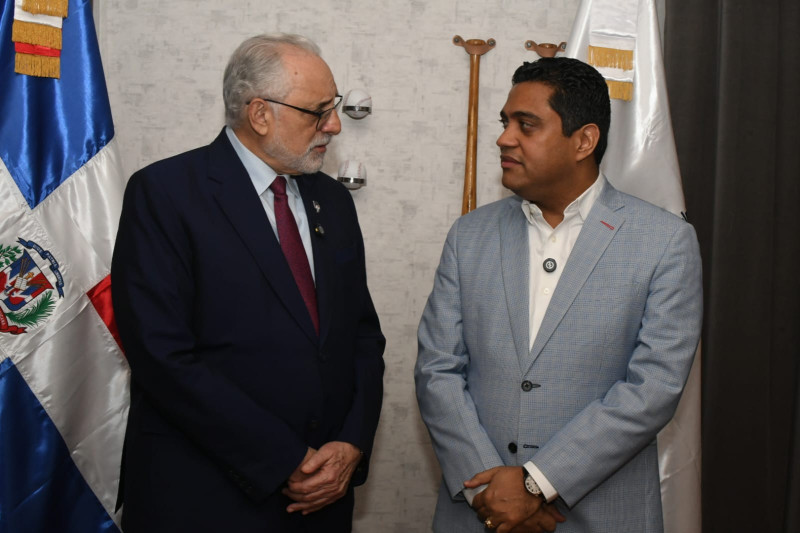 El presidente de Lidom, Vitelio Mejía, conversa con el ministro de Deportes, Kelvin Cruz.