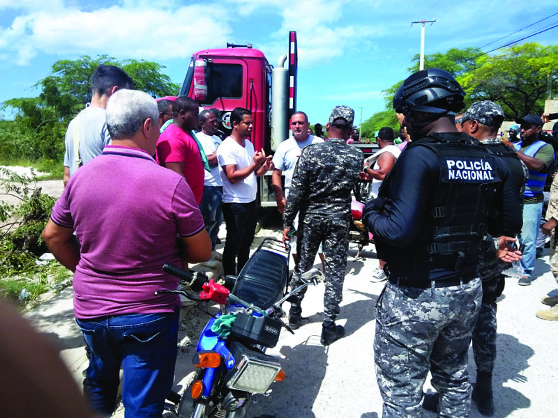 Agentes policiales se presentaron al lugar de la protesta en Pedernales.