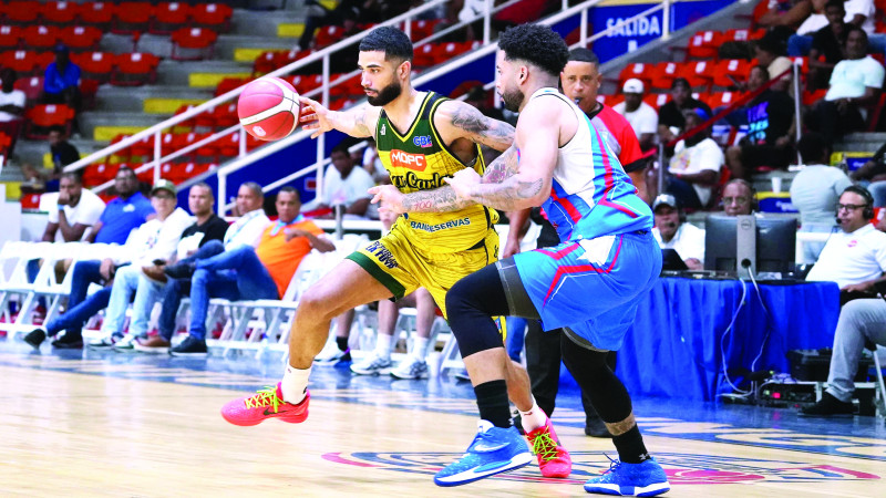 Anyeuri Castillo, de San Carlos, marcado por Brandone Francis, de San Lázaro durante el partido del martes por la noche en el TBS Distrito.