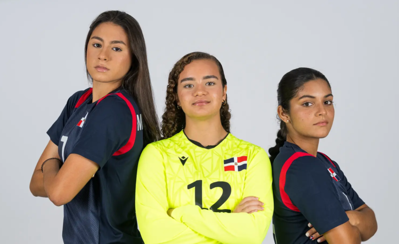 La portera de la Selección Dominicana de Fútbol Sub-17, junto a otras dos de las jugadores del equipo.