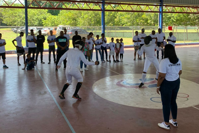 Momento de acción durante le exhibición de esgrima en Elías Piña.