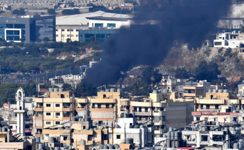 Columnas de humo tras un ataque aéreo israelí contra un suburbio del sur de Beirut este 16 de octubre