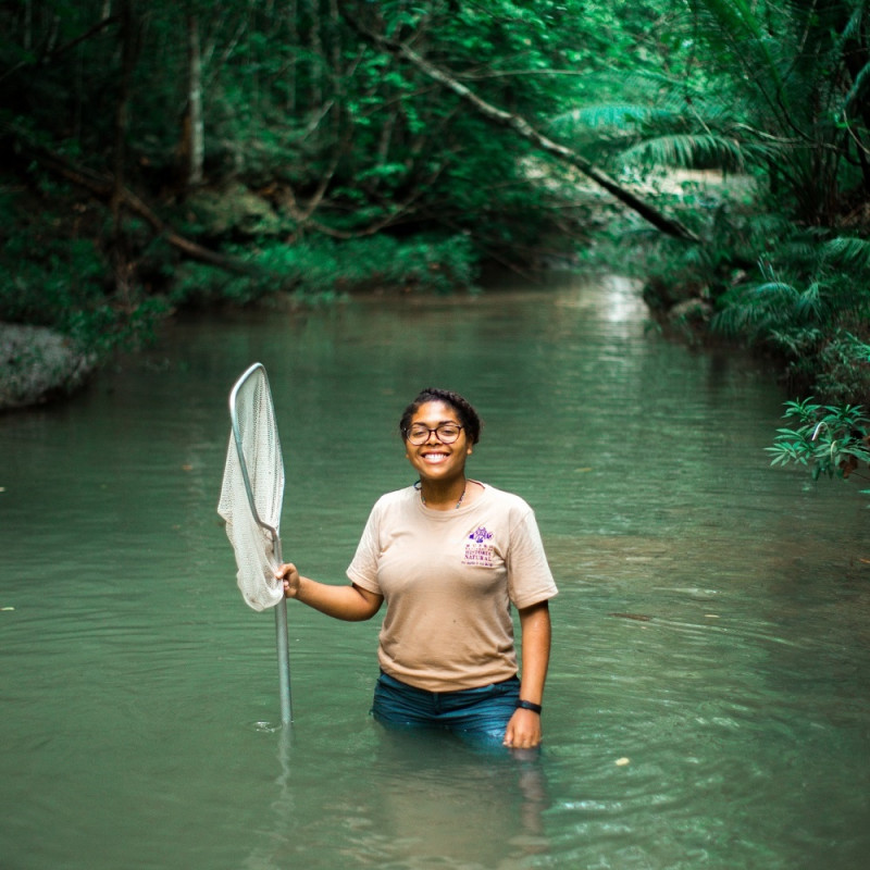 Patricia es ictióloga, persona que estudia los peces. Dice que le interesa responder cómo se relacionan las especies y cuáles procesos evolutivos y ecológicos han influenciado la rica y única diversidad faunística del Caribe y principalmente de la Hispaniola.