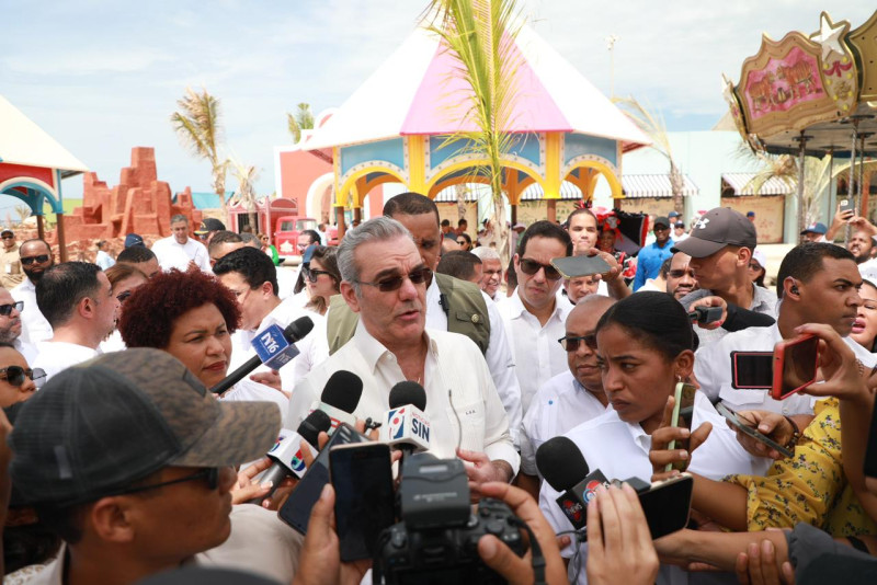 Fotografía del 16 de octubre muestra al presidente Luis Abinader quien habla con los medios de comunicación sobre la reforma fiscal en medio de inauguración de segunda fase de Puerto Cabo Rojo, Pedernales.