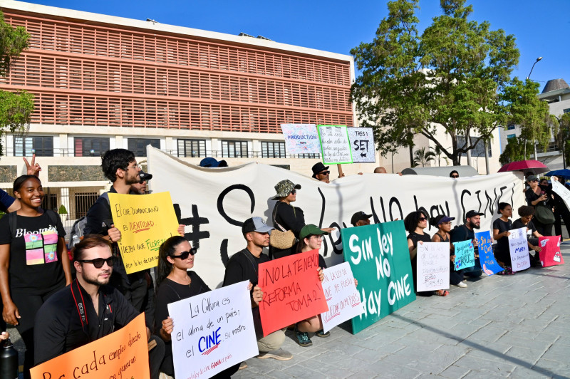 Comunidad cinematográfica protesta en el Congreso Nacional