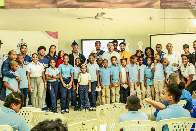 El director ejecutivo del INEFI, Alberto Rodríguez Mella, junto a jugadores de los Dodgers, alumnos del Centro Educativo Leonor Feltz, de Guerra, y varios técnicos.