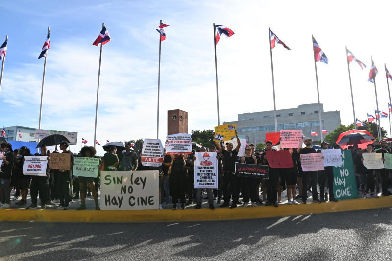 Cientos de personas entre productores, directores, actores, actrices, personal técnico y estudiantes se congregaron este miércoles 16 de octubre 2024 en busca de ser escuchados y que el Gobierno no elimine el incentivo que tiene la Ley 108-10.