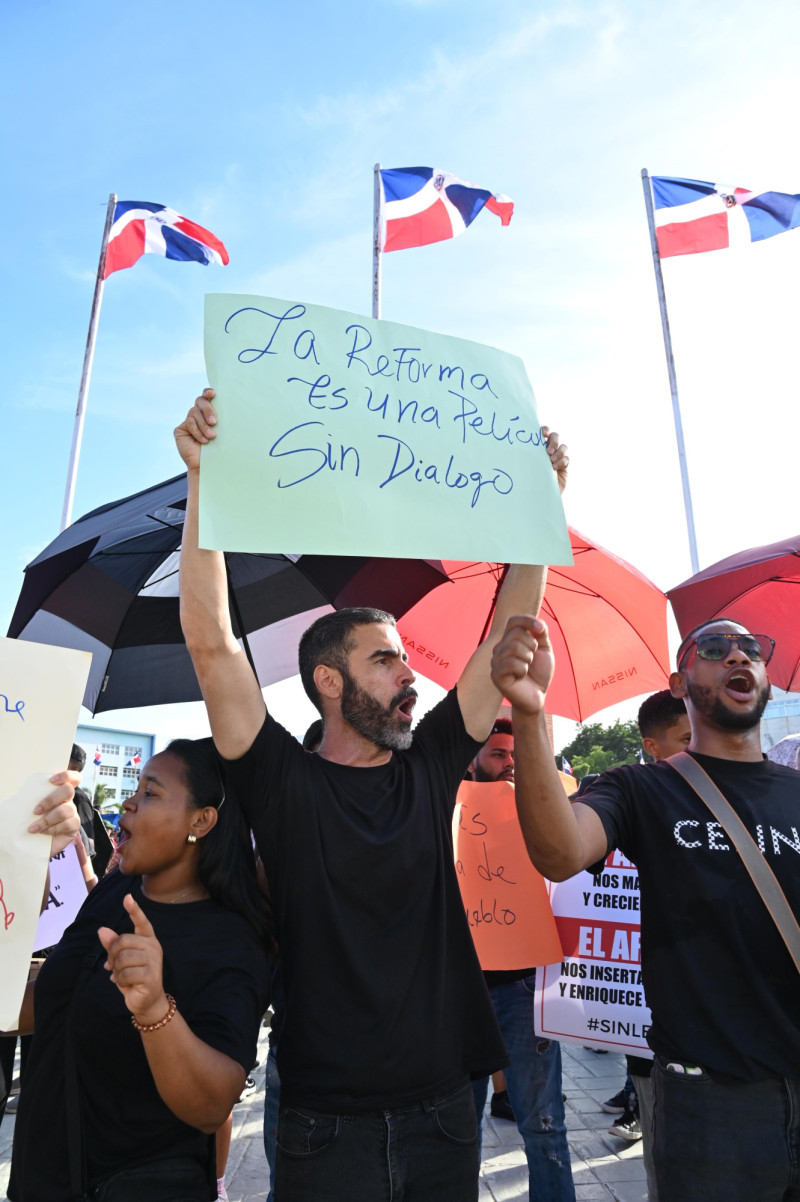 Los cineastas llegaron con carteles de protesta frente al Congreso Nacional este miércoles 16 de octubre 2024 ante la amenaza de que los incentivos al cine serán eliminados.