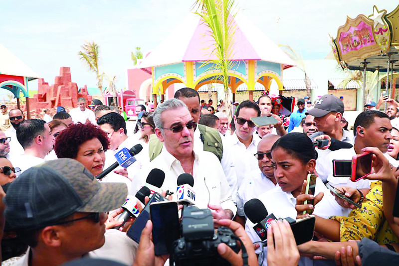 El presidente Luis Abinader habla ayer con la prensa tras inaugurar la segunda fase de las instalaciones del Puerto Cabo Rojo, donde además recibió la llegada de un tercer crucero con más de 3,000 cruceristas.