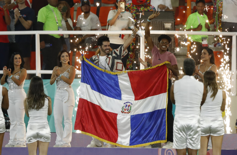 EVE3998. SANTIAGO DE LOS CABALLEROS (REPÚBLICA DOMINICANA), 16/10/2024.- El cantante Manny Cruz (i) y la atleta Marileidy Paulino (d) participan en la inauguración Copa Mundial Femenina sub-17 este miércoles, antes de un partido del grupo A entre las selecciones de República Dominicana y Ecuador, en el estadio Cibao en Santiago de los Caballeros (República Dominicana). EFE/ Diana Sánchez