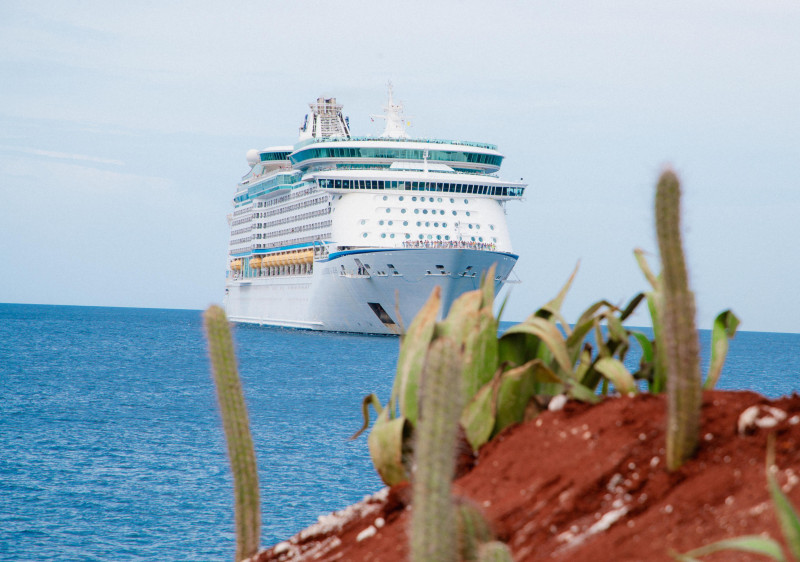 Llegada ayer de la tercera nave de crucero al puerto de Cabo Rojo, recibida por el presidente Abinader, cuyas instalaciones tienen una capacidad para recibir dos barcos tipo oasis uno a cada lado del muelle y capacidad para arribar hasta 15 mil pasajeros a la vez.